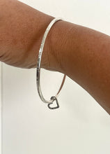 Load image into Gallery viewer, Heart Bangle