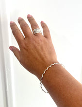 Load image into Gallery viewer, Wave Bangle