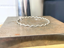 Load image into Gallery viewer, Wave Bangle